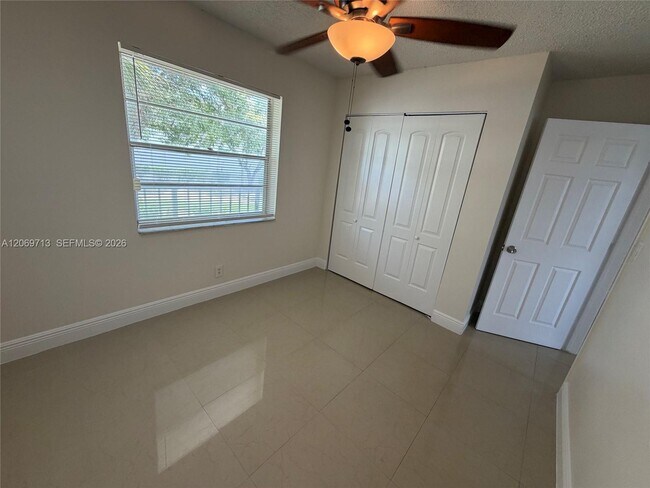 Building Photo - 432 Lakeside Dr