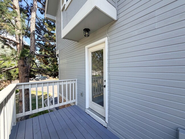 Building Photo - Open and Bright Corner Unit