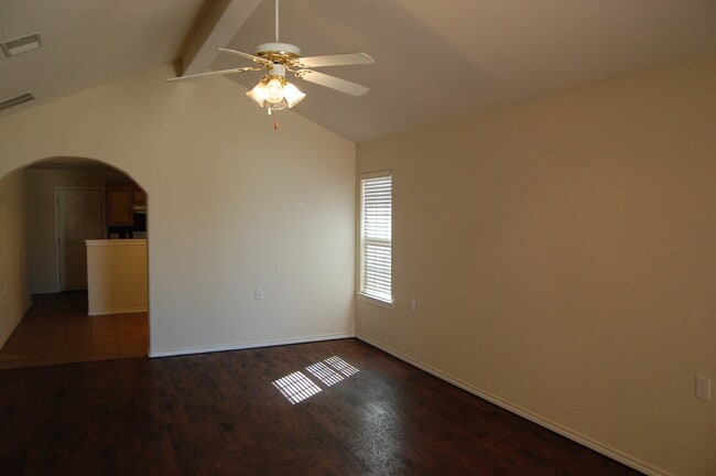 Building Photo - Three Bedroom with Great Features