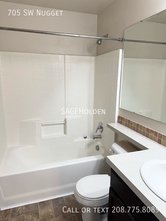 Building Photo - 705 SW Nugget-