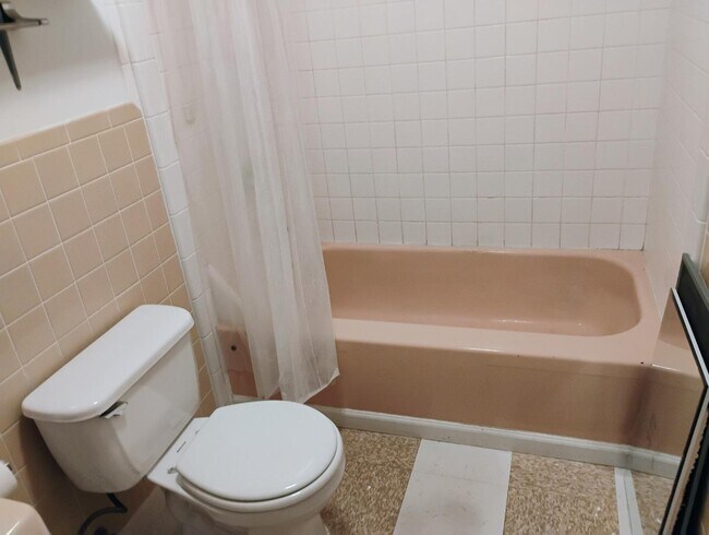 Building Photo - 955 6th Ave E