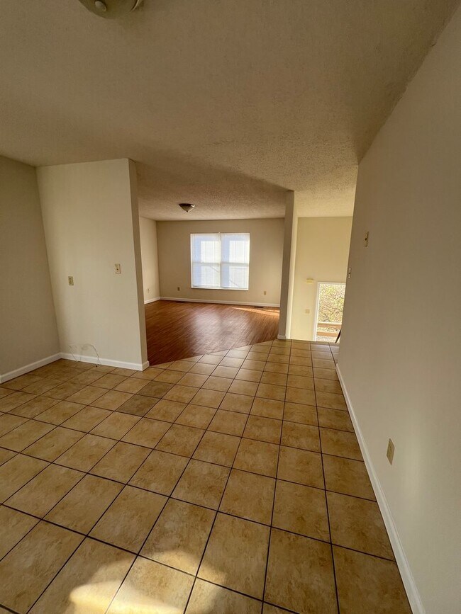 Building Photo - 4 bed 1.5 bath home close to I-44