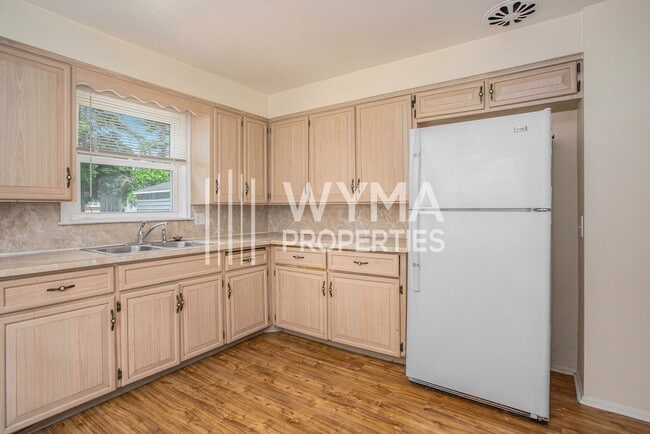 Building Photo - AVAILABLE MID-JULY!! 3 Bedroom, 1.5 Single...