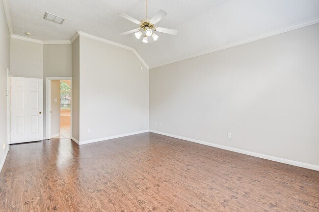 Building Photo - Beautiful 4 bedroom 2.5 bathroom with mass...