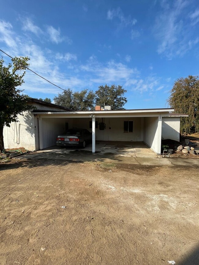 Building Photo - Charming 4-Bedroom Home with Country-Style...