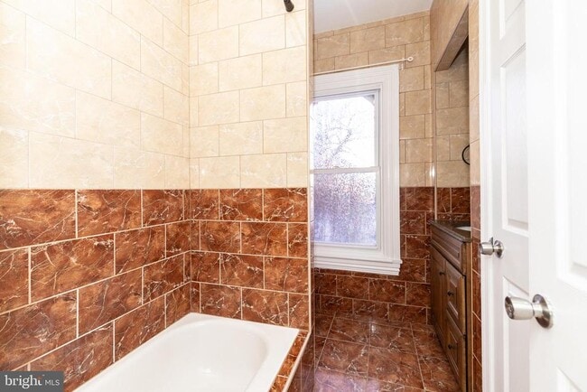 Building Photo - 724 E Locust Ave