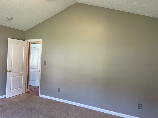Building Photo - 3-4 Bed with 2 full baths and 2 car garage...
