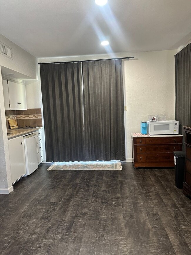 Building Photo - Cottage on Elm Creek;  fully furnished, all bills paid!