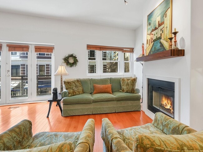 Building Photo - Fully Furnished Newly Remodeled Condo Downtown