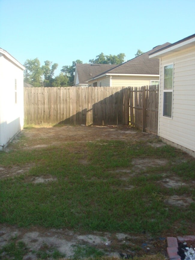 Building Photo - 819 Madelyn St