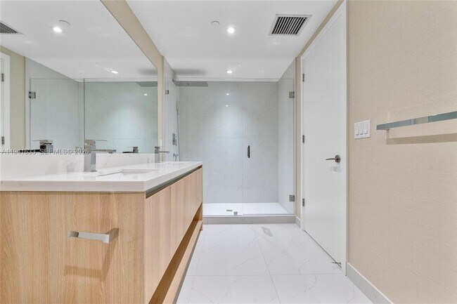 Building Photo - 9901 W Bay Harbor Dr