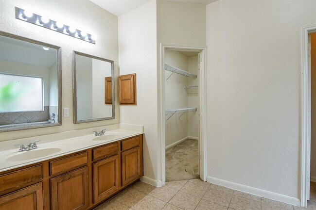Building Photo - 2318 Appian Way