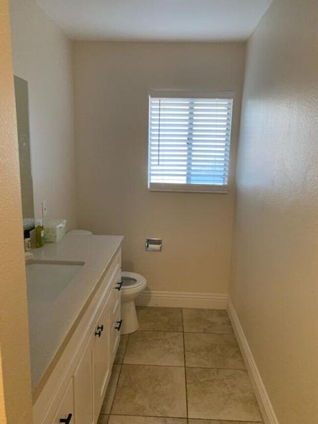 Building Photo - Two Bedroom Two Bathroom Duplex in Hemet!
