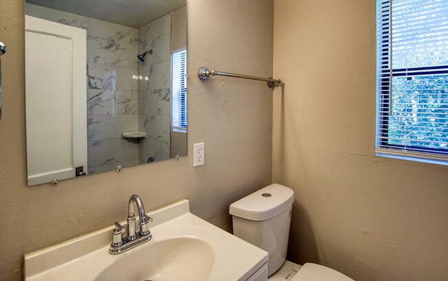Building Photo - 9924 Sunset Dr
