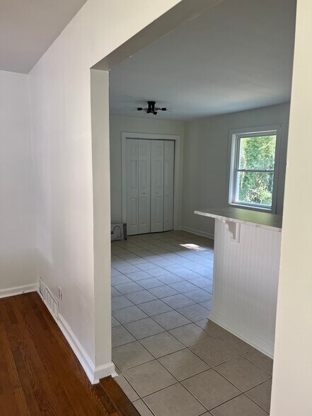 Eat-in bar and dining room with pantry - 4454 Roberta Cir