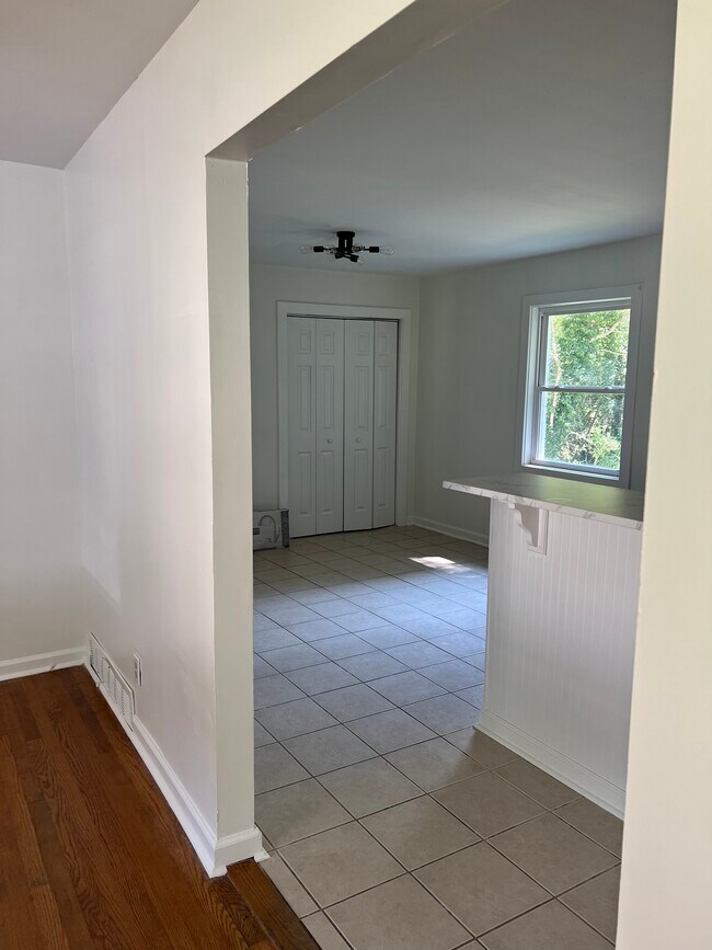 Eat-in bar and dining room with pantry - 4454 Roberta Cir