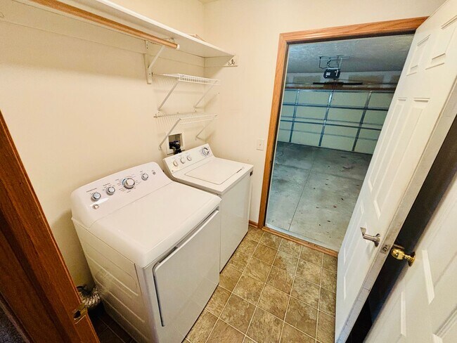 Building Photo - Beautiful Townhouse in Elkhorn School District