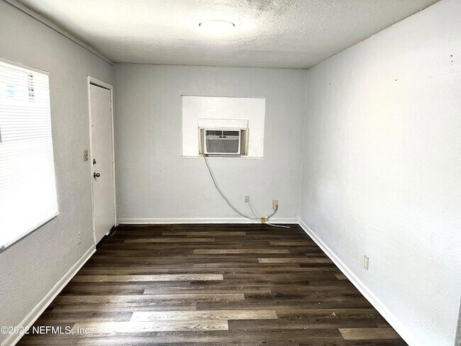 Building Photo - 1049 Glencarin St