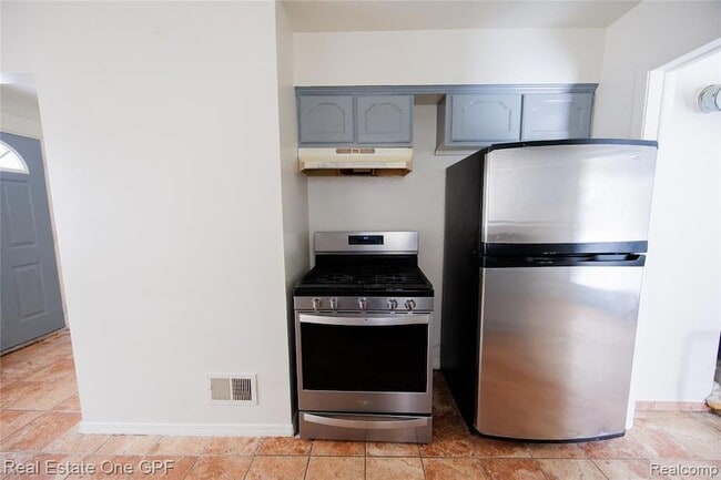 Building Photo - 14960 Alberta Ave