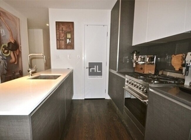 Primary Photo - 3 bedroom 3 bathroom / Doorman/ Gym/ Pool ...