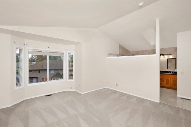 Building Photo - Light Filled 4 Bedroom 2.5 Bath Home in Sammamish