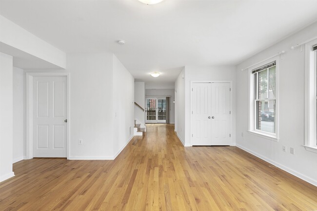 Building Photo - 437 Whiton St