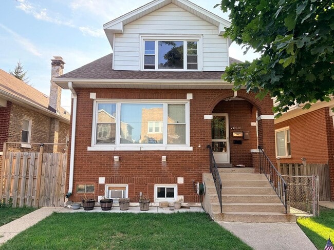 Building Photo - 5540 N Luna Ave