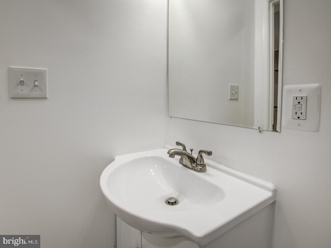 Building Photo - 424 Elm St NW
