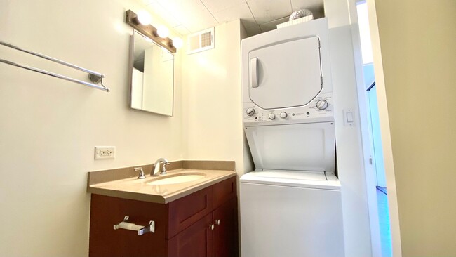 Building Photo - IDEALLY LOCATED 1 BED 1 BATH with 1 PARKIN...