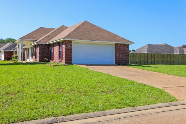 Building Photo - 1123 Bullrun Dr