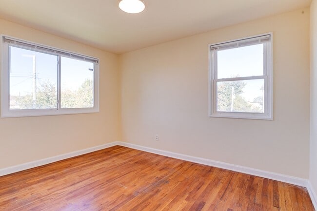 Building Photo - Charming End-Unit Townhome