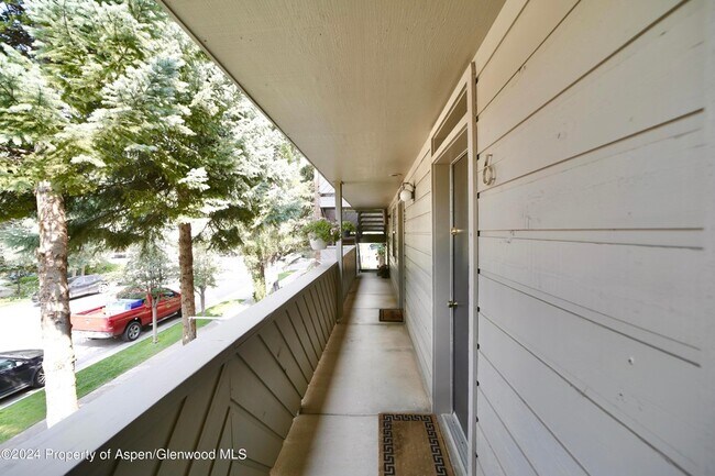 Building Photo - 1007 E Hyman Ave