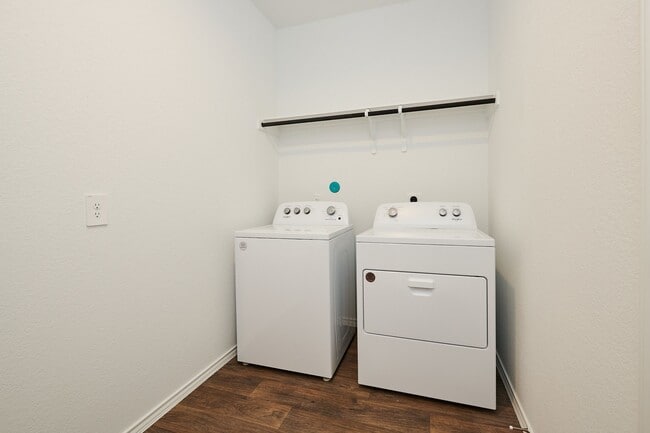 Building Photo - 16877 Short Pnes Dr