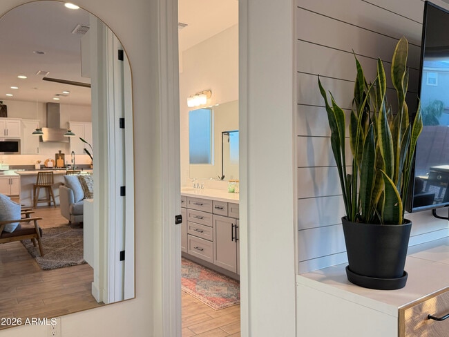 Building Photo - 10849 E Thunderbolt Ave