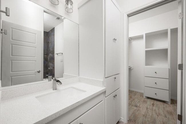 Building Photo - 2328 S Vly Cir