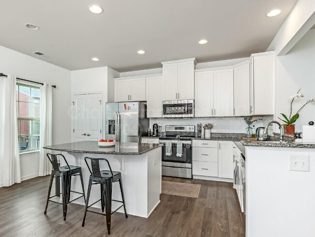 Building Photo - 4027 Zilker Park Dr