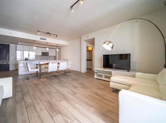 Building Photo - 999 SW 1st Ave