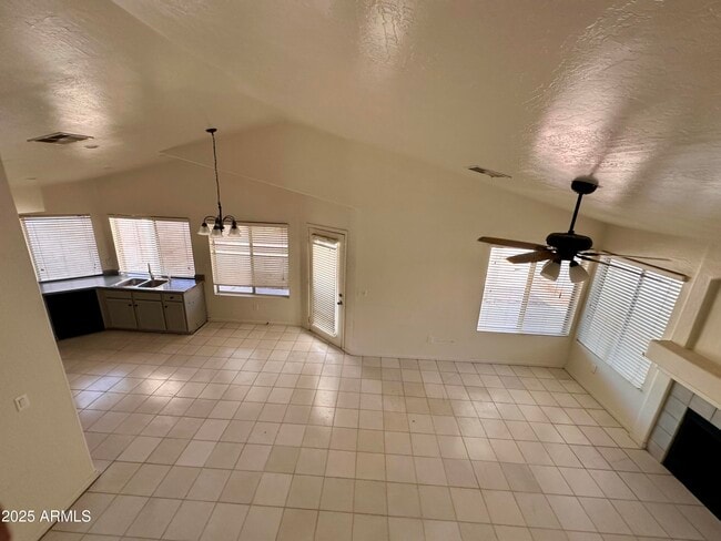Building Photo - 866 E Morelos St