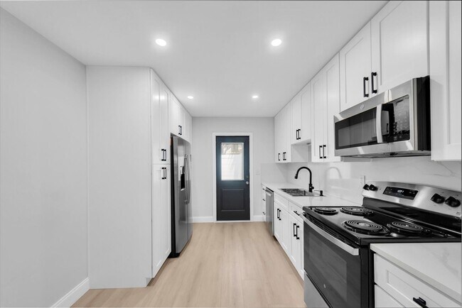 Building Photo - 3009 W Binnicker Ave
