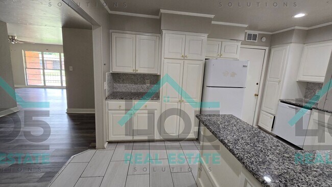Building Photo - 3 Bedroom MWC w/Flex room!
