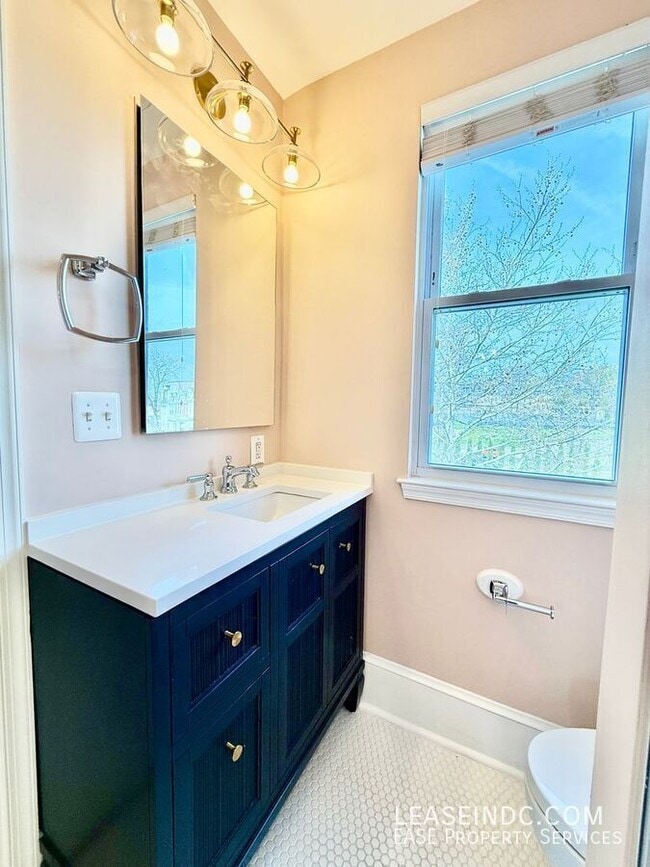 Building Photo - 159 V St NE