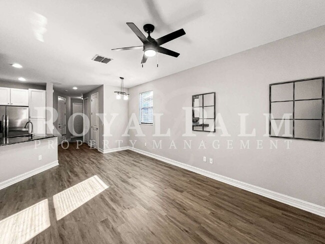 Building Photo - Big on Space, Smart on Layout — 3 bedroom 2.5 bath corner END UNIT pet-friendly townhouse!