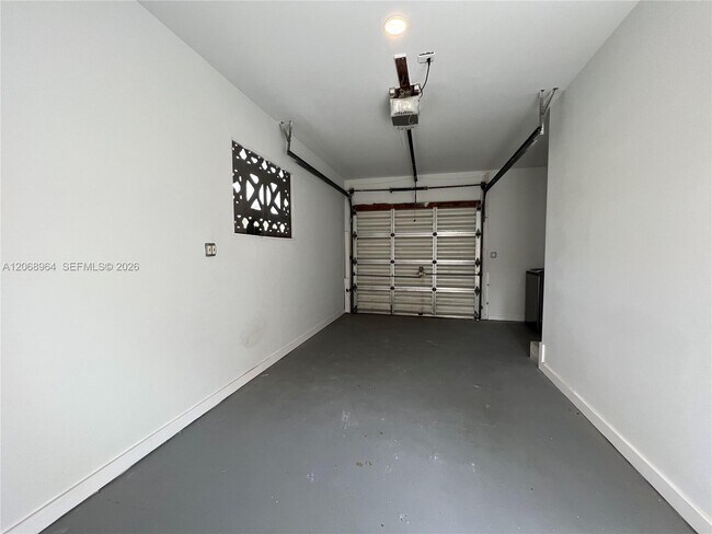 Building Photo - 850 NE 127th St