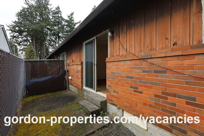 Building Photo - SE Cedar Ave - Single level 2 bedroom unit in duplex