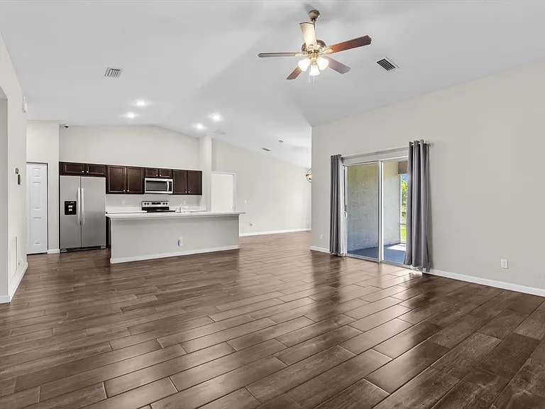 Building Photo - 512 SW McComb Ave