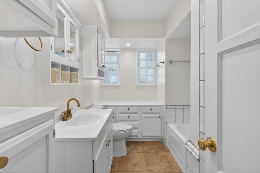 Building Photo - 242 Claremont Ave