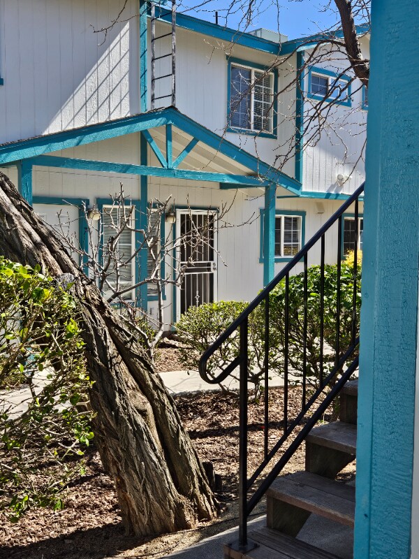 Building Photo - 1022 E 5th St