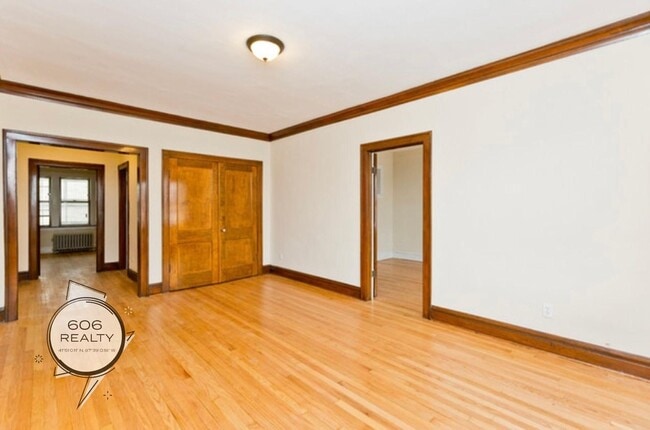 Building Photo - Spacious Berwyn Apts!