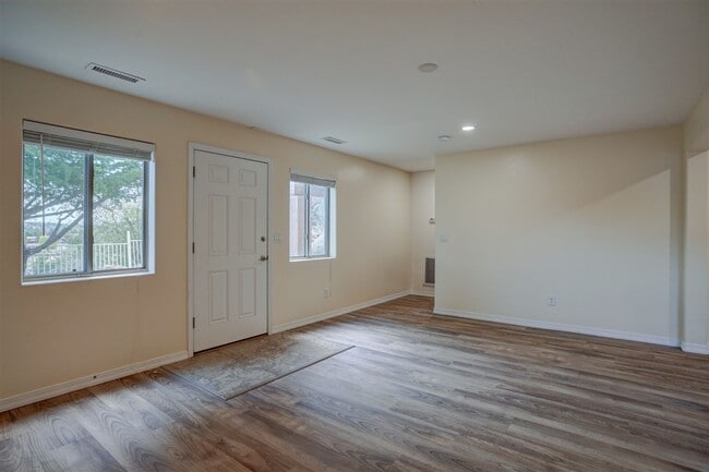 Building Photo - Price Reduced - Large 4 bed, 3 bath home i...