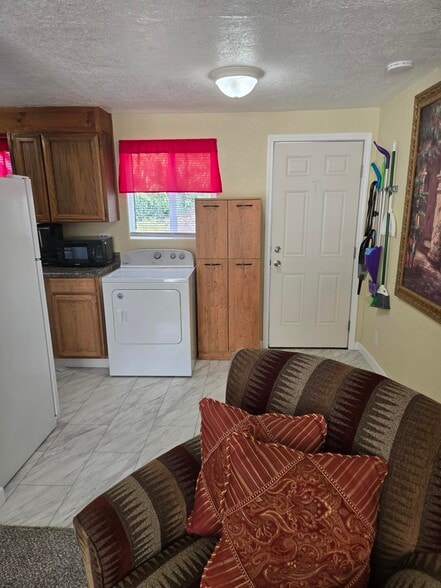 DOOR TO LARGE YARD - 1713 Anderson St